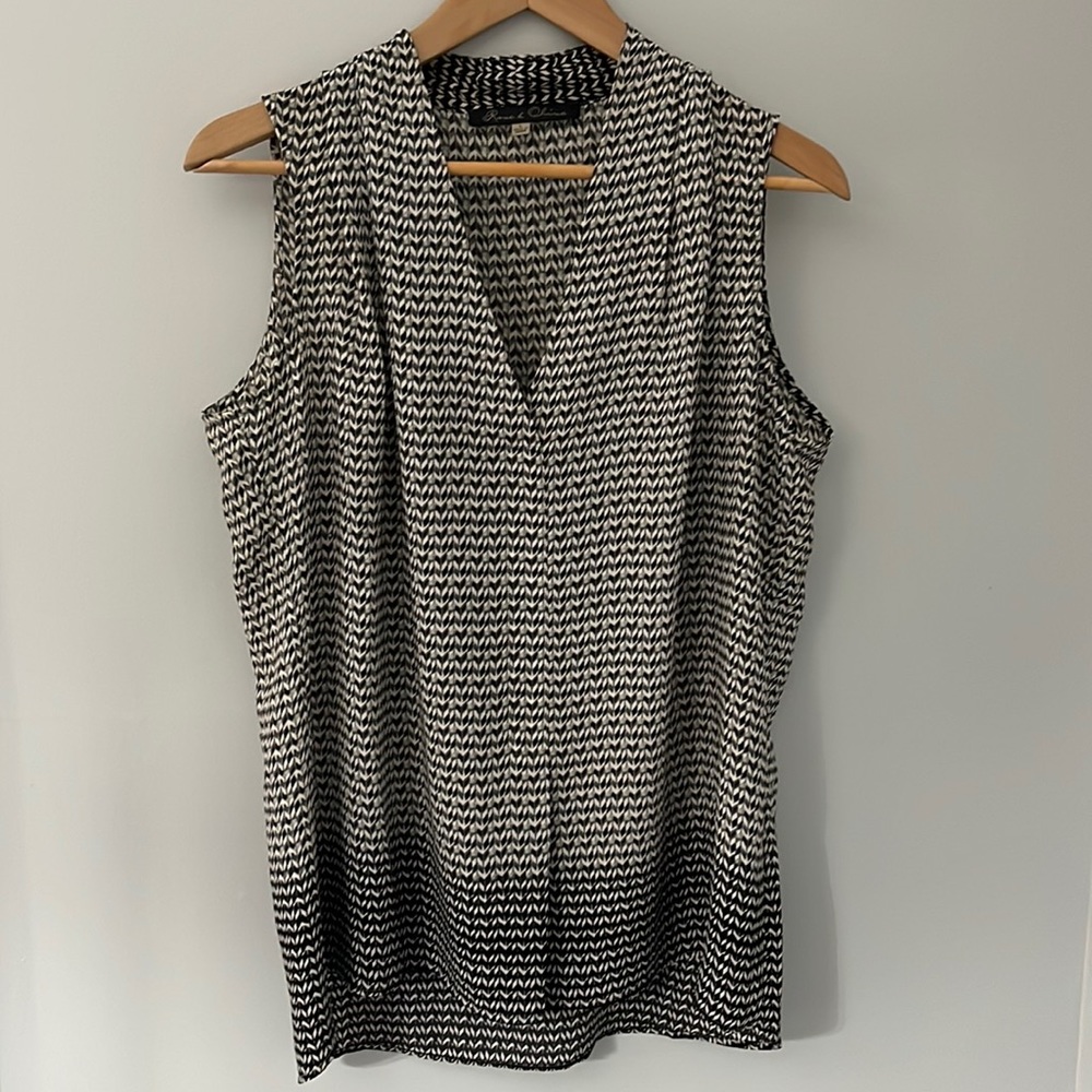 Sleeveless patterned blouse